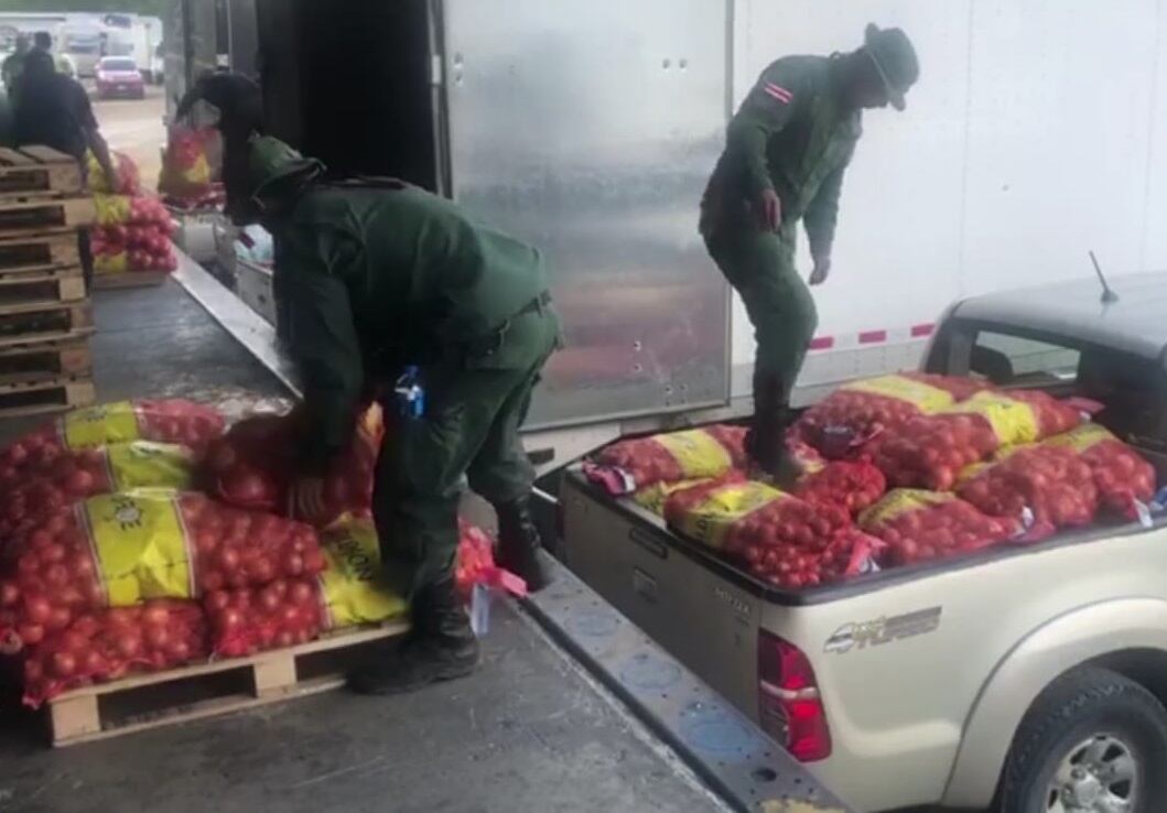 Policía decomisa cinco toneladas de cebollas que fueron introducidas al país de forma ilegal. Foto MSP.