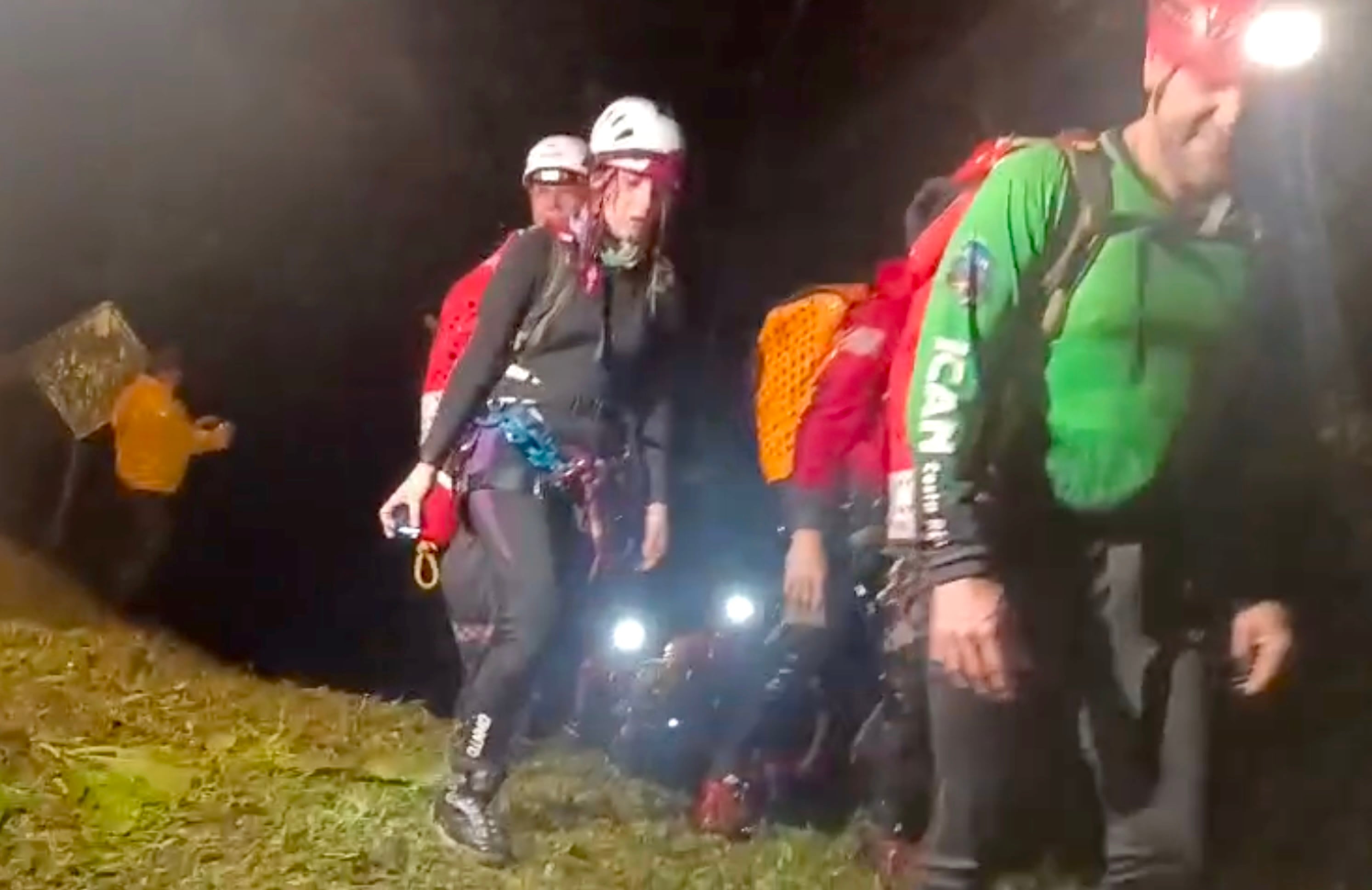 Personal de la Cruz Roja Costarricense y del Cuerpo de Bomberos de Costa Rica acompañó esta madrugada la salida de cuatro personas rescatadas de la catarata Quebrada Gata, un sitio de acceso prohibido y considerado de alto riesgo en Venecia de San Carlos.
