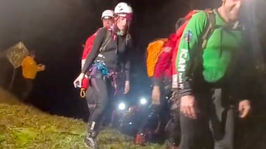 Rescate extremo en catarata Gata: cuatro personas fueron salvadas tras horas de angustia en San Carlos