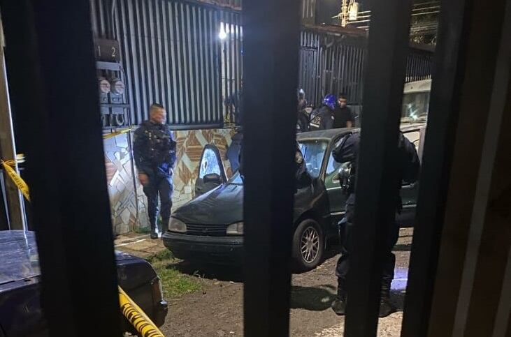 Uno de los jóvenes murió en el carro, el otro falleció en el hospital de Heredia. Foto cortesía.