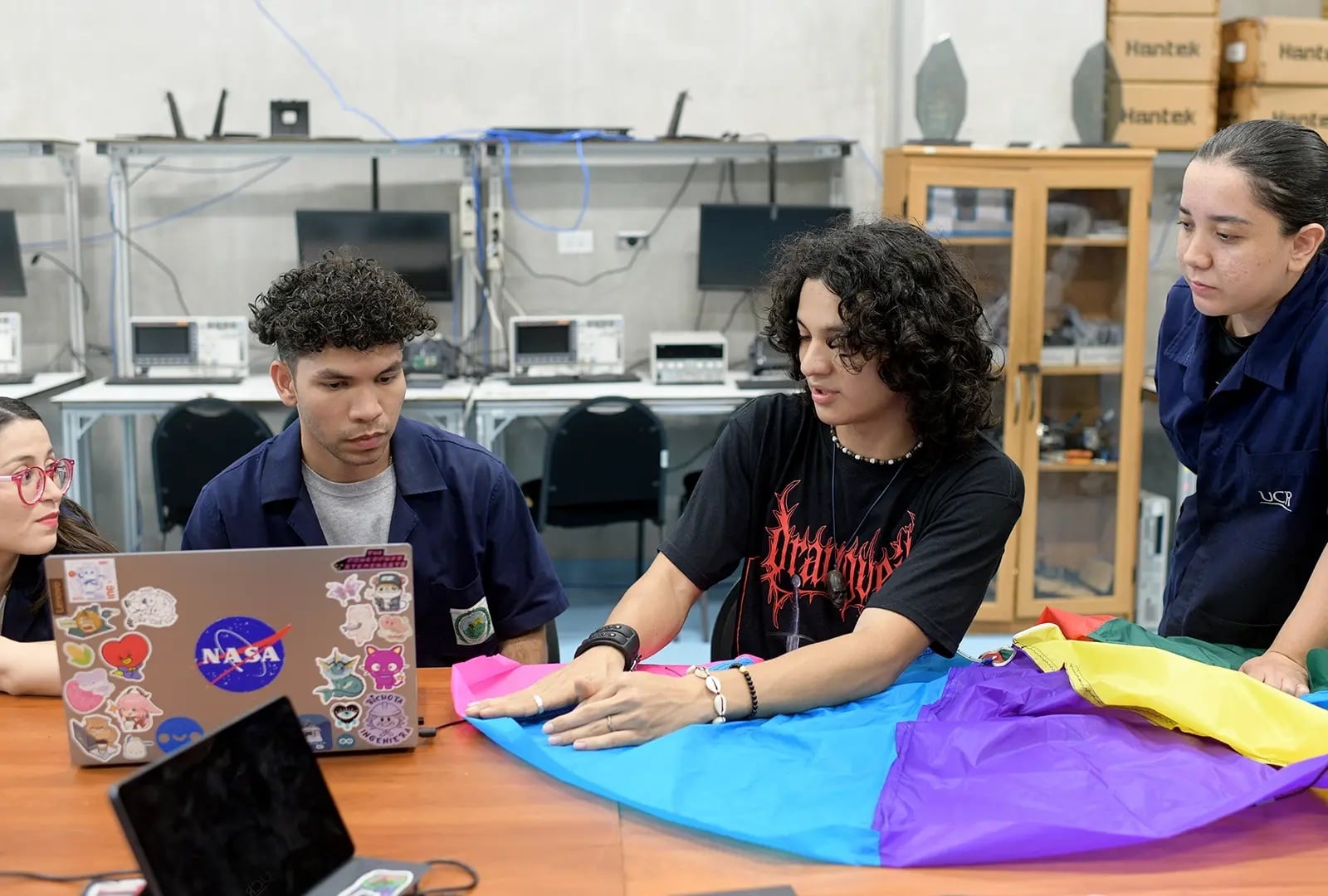 A sus 20 años, Karina Artavia Calvo ya tiene la mirada puesta en el cielo… pero no por distraída, sino porque su sueño es ver despegar un cohete hecho por manos ticas.