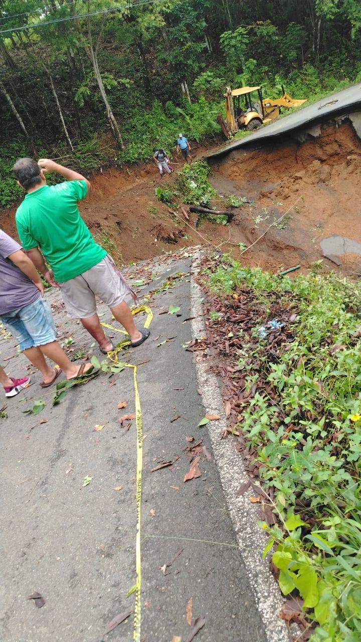 De Parrita hacia Puriscal no hay paso por el enorme deslizamiento. Foto: Entérate Noticias