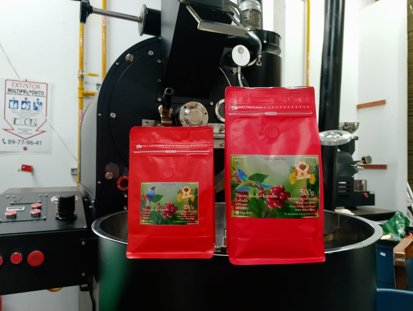 Don Daniel Aguilar y su hija Damiana de 12 años, de La Pacaya de Jericó en Desamparados, tienen hace dos años su propia marca de café llamada “Diay Café”.