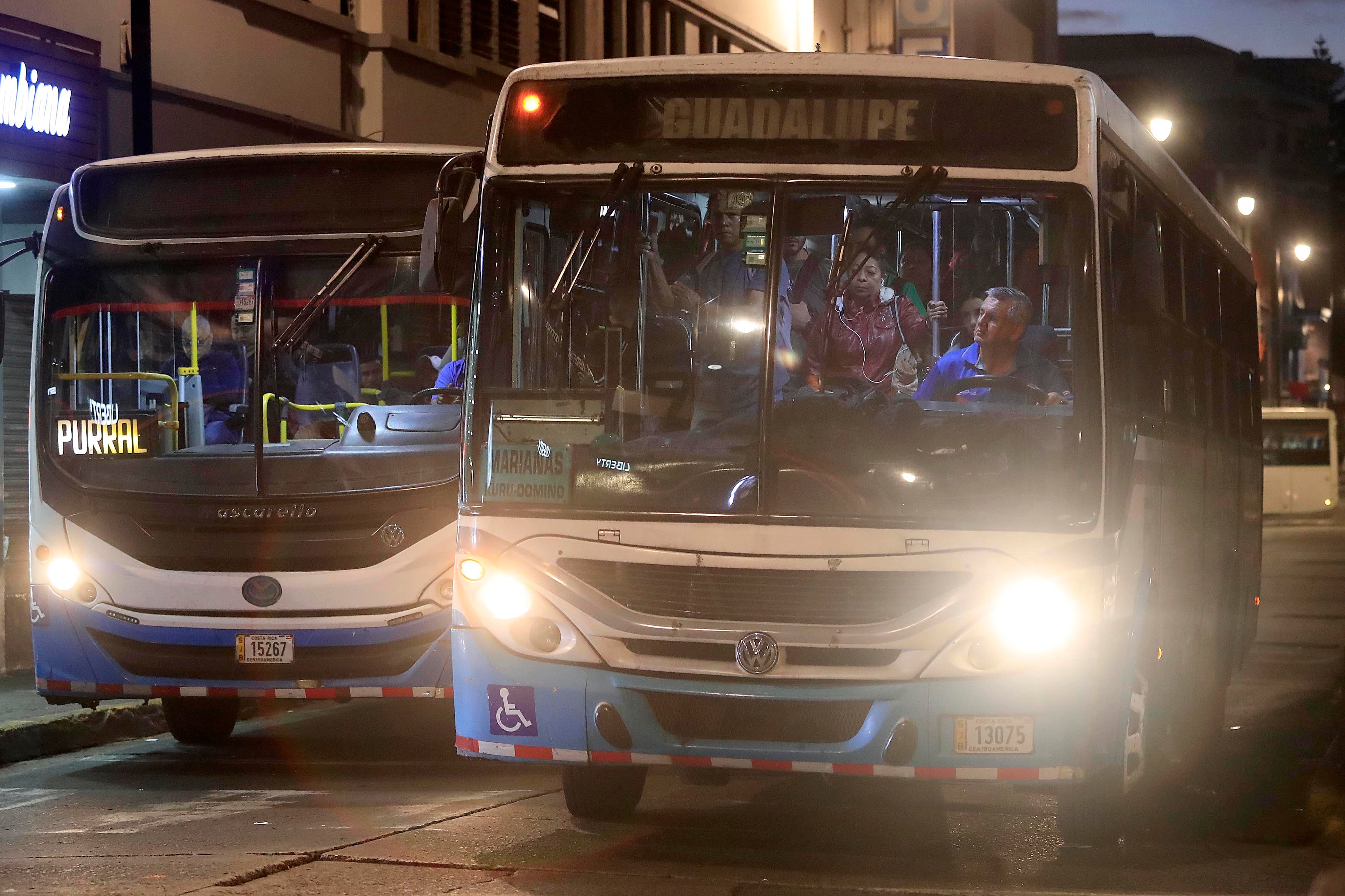 26/01/2023     San José. Buses en mal estado, sin basureros, sucios y poco confortables. Así son las unidades de transporte público que todos los días mueven a miles de pasajeros en la Gran Area Metropolitana. Mientras que el Consejo Técnico de Público (CTP) sigue sin hacer cumplir las normas a los autobuseros.