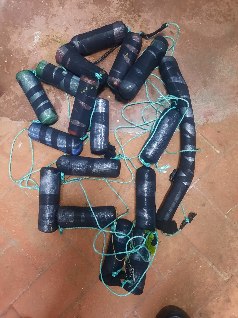 El sujeto amarró al mecate varios envoltorios con drogas. Foto Justicia.