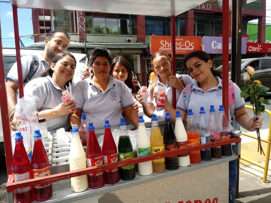 Flora Oviedo Cortés es una valiente mujer de 49 años que se gana la vida vendiendo copos en el parque de Desamparados.