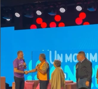 Andrés Zamora, "Padre Mix", locutor de radio Omega en Teletón.