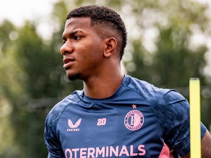 Jeyland Mitchell en el regreso a los entrenamientos con el Feyenoord de Países Bajos.