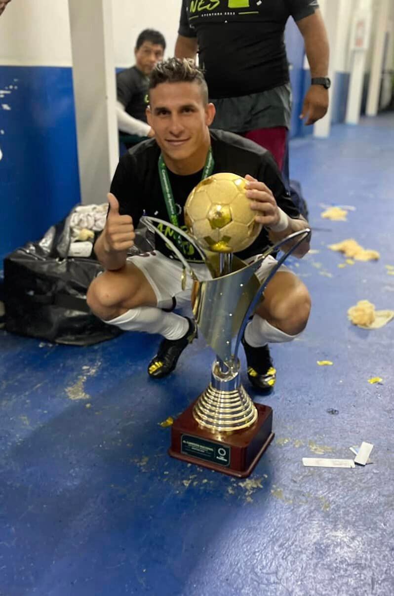 La vida de Luis Javier Paradela dio un giro inesperado y hoy celebra su primer título con Saprissa. Facebook.