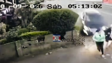 Impresionante video muestra cómo una pareja se salvó de morir atropellada gracias a una cuneta