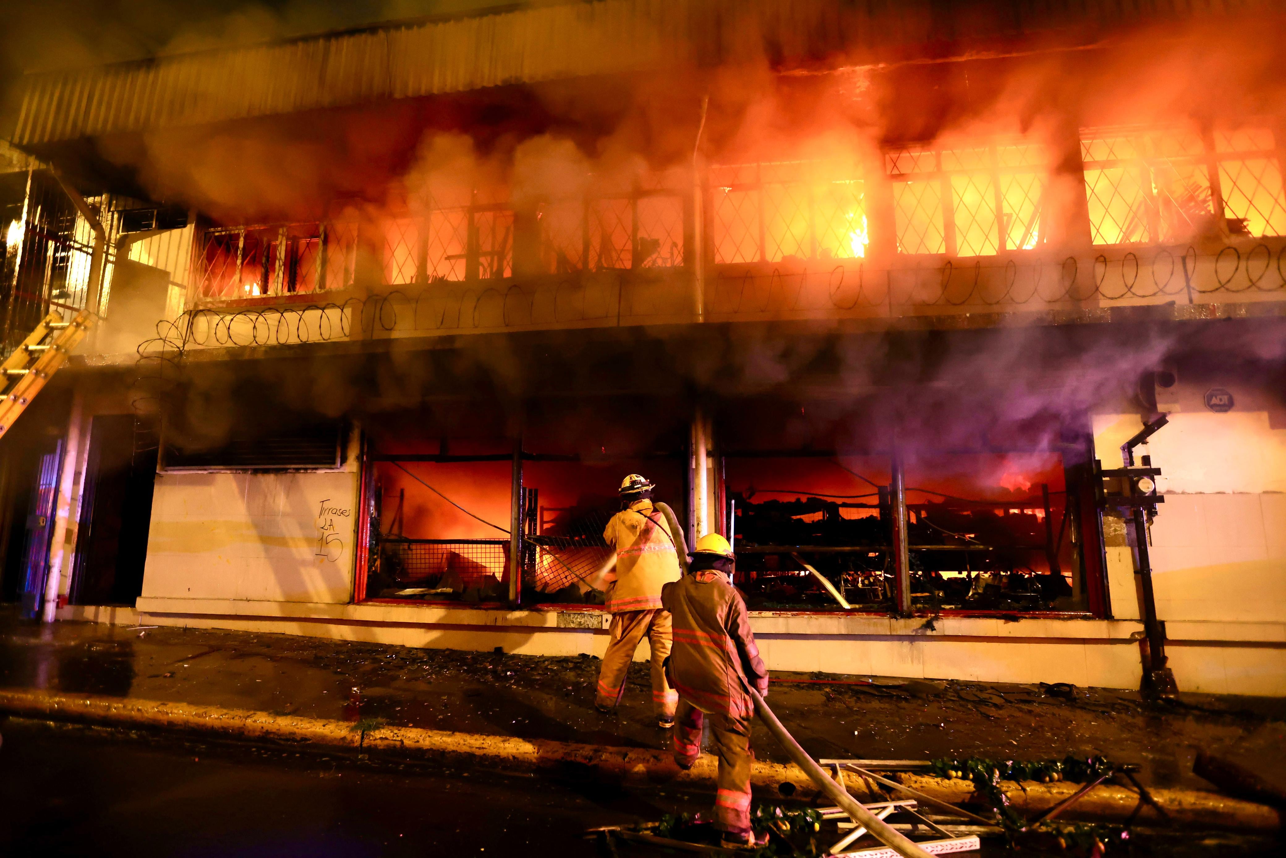 El Cuerpo de Bomberos atiende un incendio en una cuartería ubicada en San José centro,