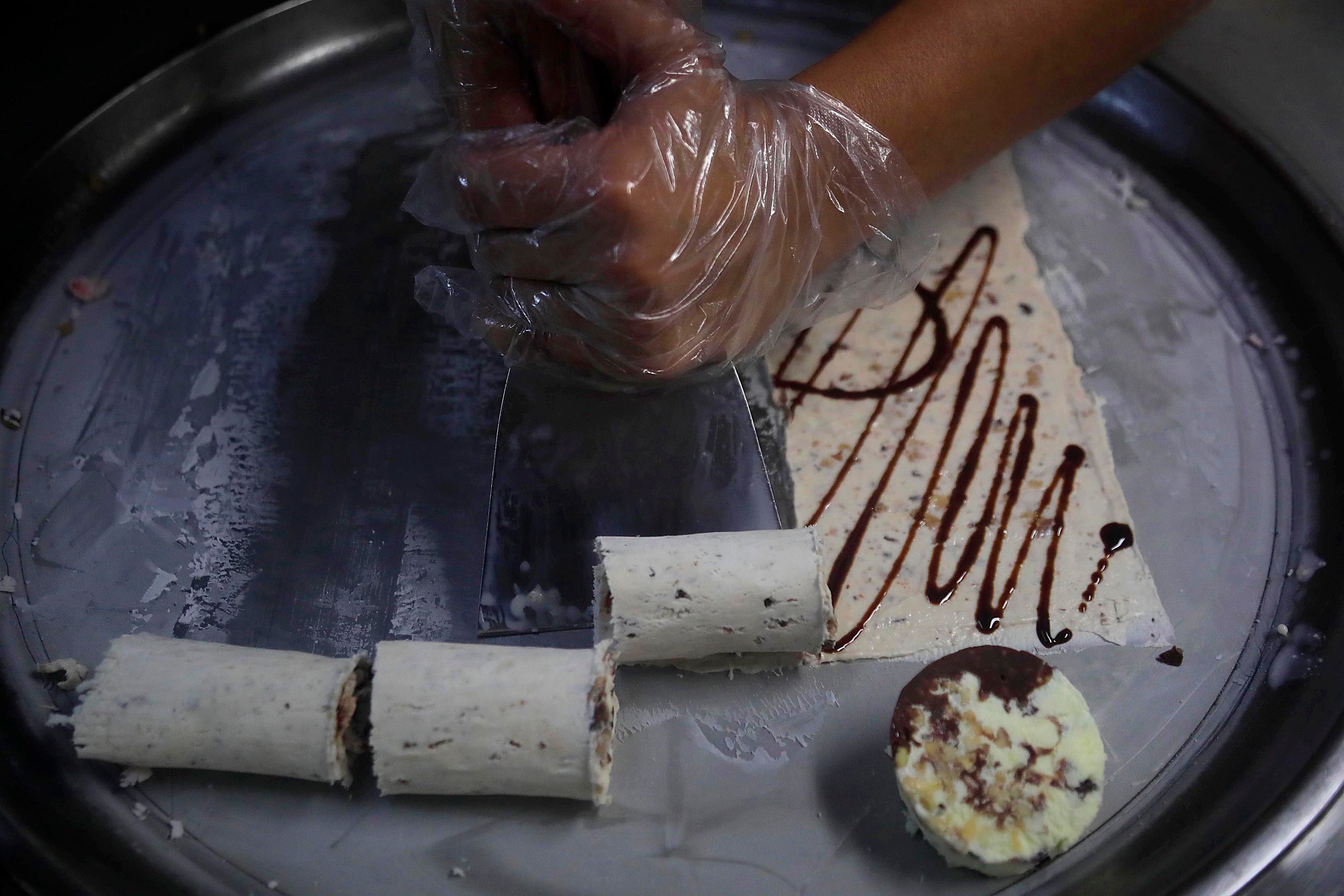 24/08/2023    San Pedro. En Mr. S Heladeria le preparan helados en rollo casi que de el o los sabores que se le antojen, incluso de Cacique.