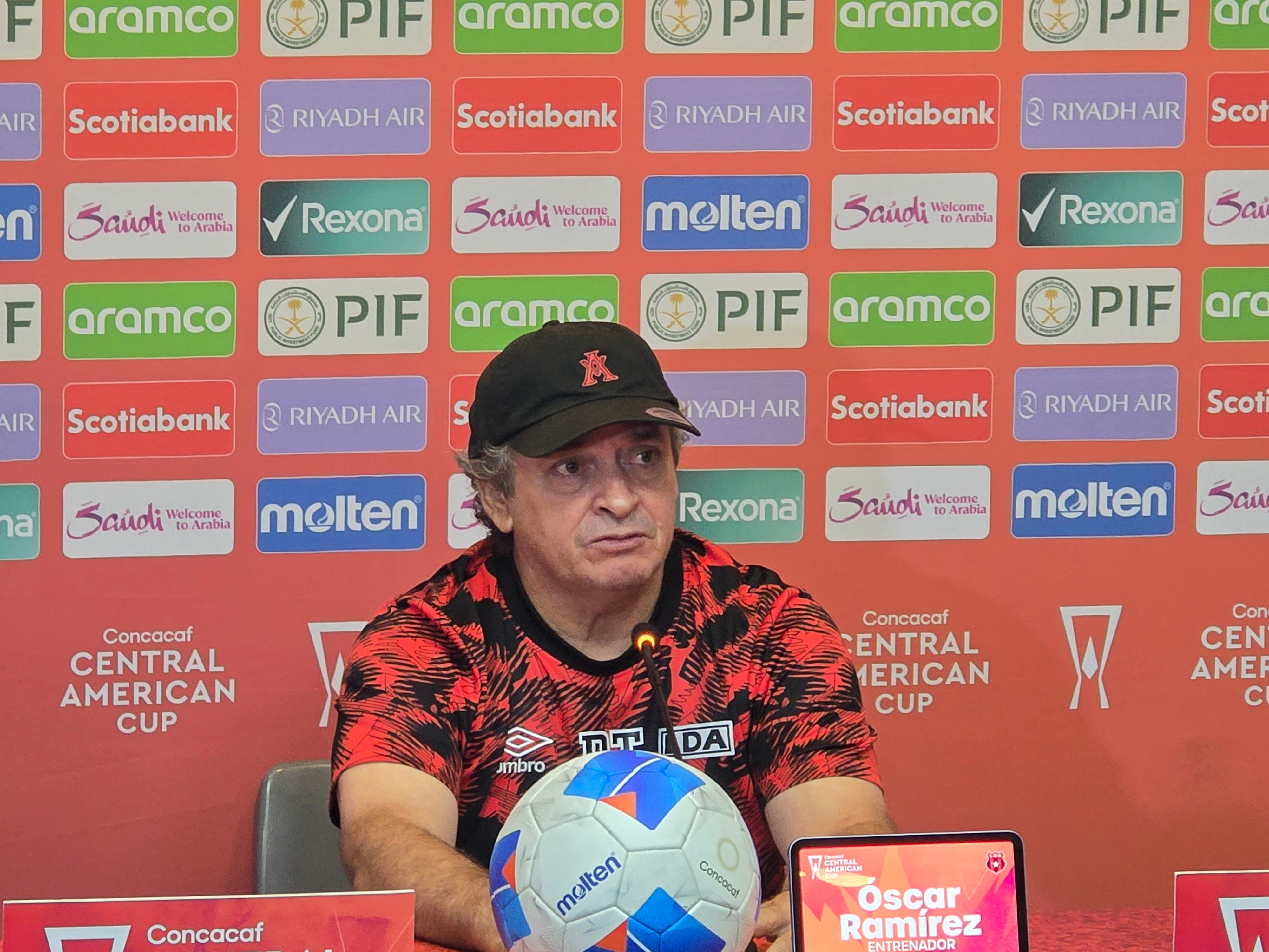 Óscar Ramírez se mostró muy sereno y enfocado antes del partido definitivo de la final de la Copa Centroamericana entre Xelajú y Liga Deportiva Alajuelense.