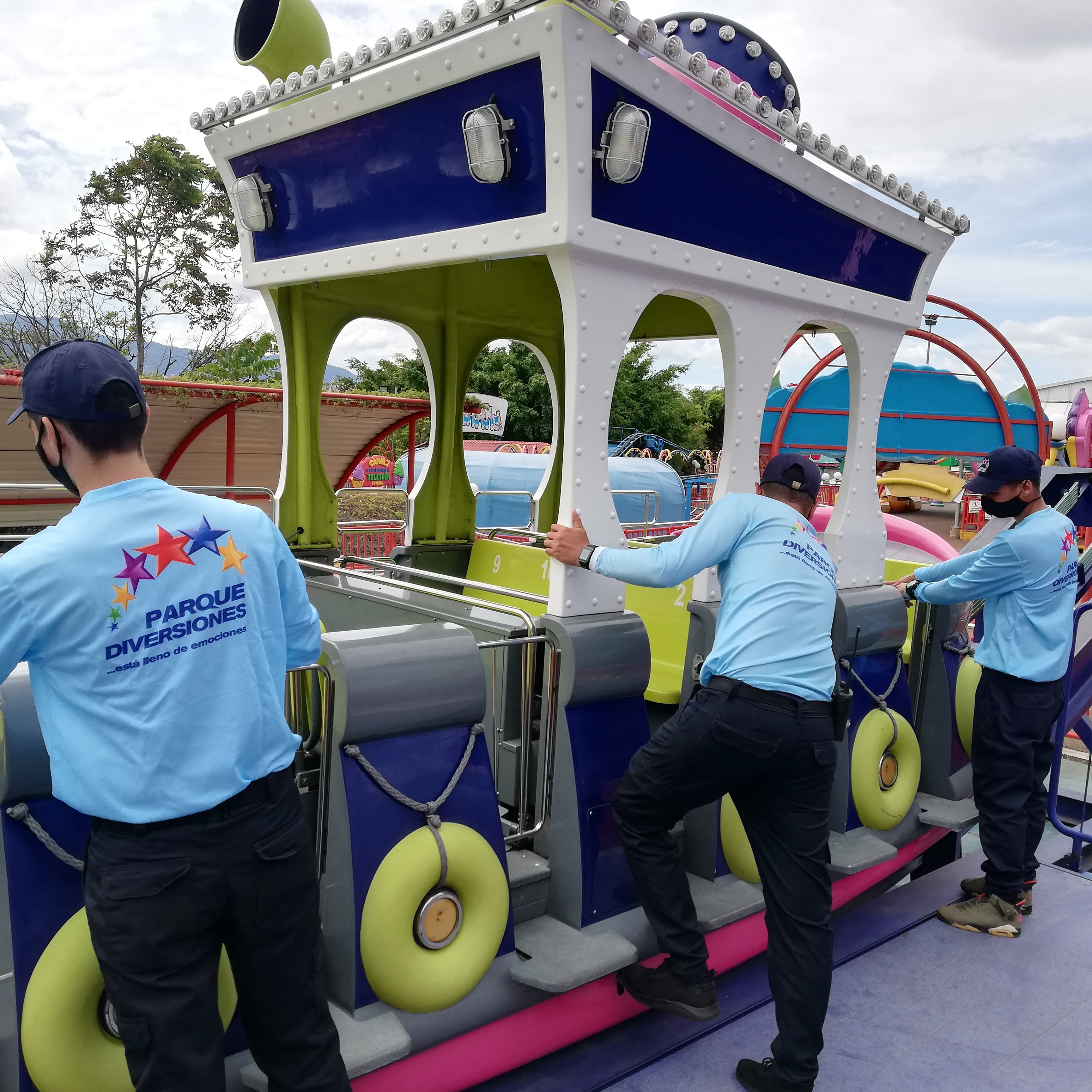 El 1 de diciembre, y después de 20 meses cerrado por la pandemia, el Parque Nacional de Diversiones reabre sus puertas al público, bajo estrictos protocolos higiénicos; el 17 de noviembre los visitamos para ver los avances en la puesta a punto de las 30 atracciones. Mauricio Poltronieri Mora, Christopher Huertas Angulo y Minor Arguedas Fernández, comprueban la seguridad de El Barquito.