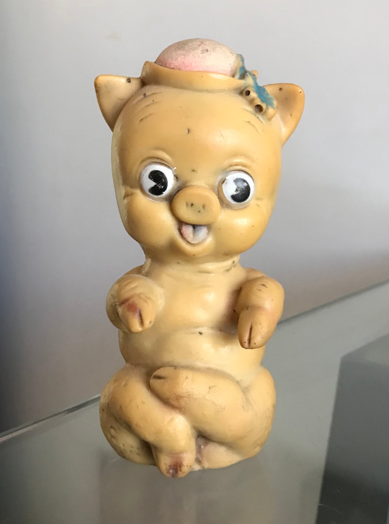 Joaquín Brenes Murillo, quien nació en 1971, colecciona juguetes de antaño. Tiene una página en Facebook que se llama "Vintage Toys Costa Rica".