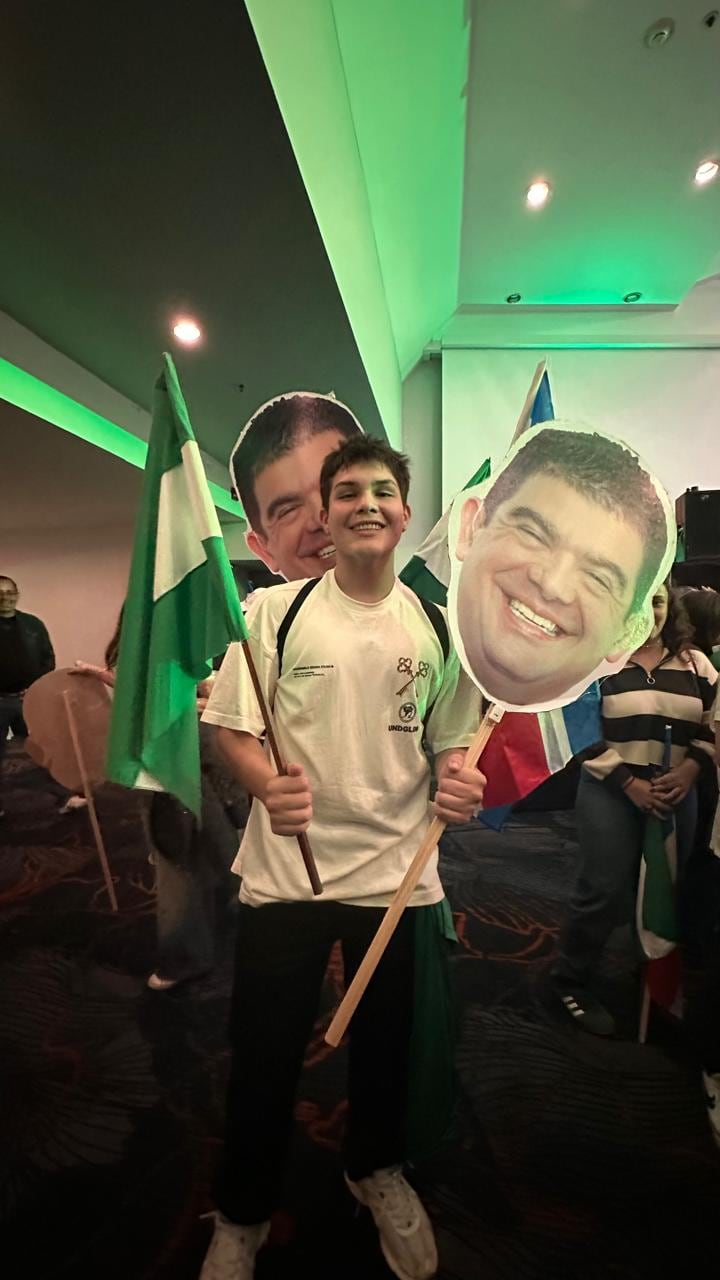 Caleb Mora Retana es uno de los jóvenes seguidores de Álvaro Ramos y que está a la espera de los primeros resultados.