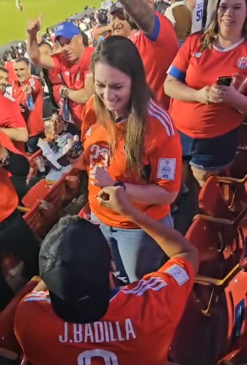 Un tico no tuvo miedo al éxito y le propuso matrimonio a su novia, luego del juego entre Costa Rica y Honduras.