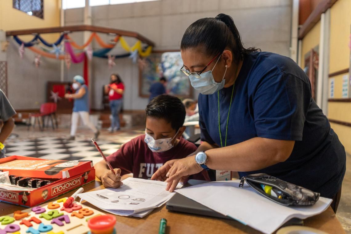Para que no haya más familias migrantes durmiendo en la calle mientras deciden si se quedan en el país o pasan a otro y con el fin de darles herramientas para la protección y el desarrollo integral a los niños, adolescentes y sus familias, en estado de vulnerabilidad, Costa Rica abrió los dos primeros Espacios Seguros temporales en la Gran Área Metropolitana