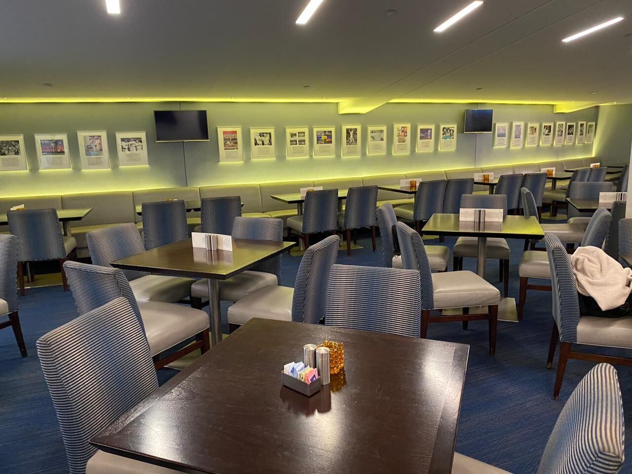 Que elegancia la de Francia, vea que elegancia de esta sala VIP.