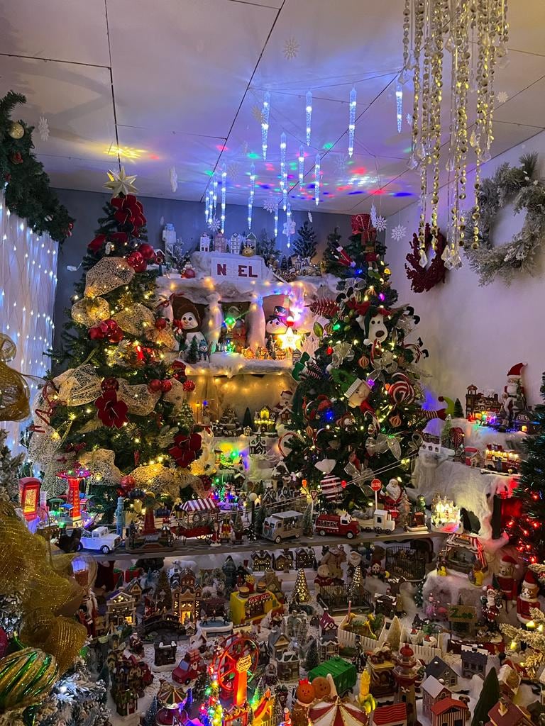 Lorena Girón Román lleva seis años armando su villa navideña en Calle San José de Grecia.