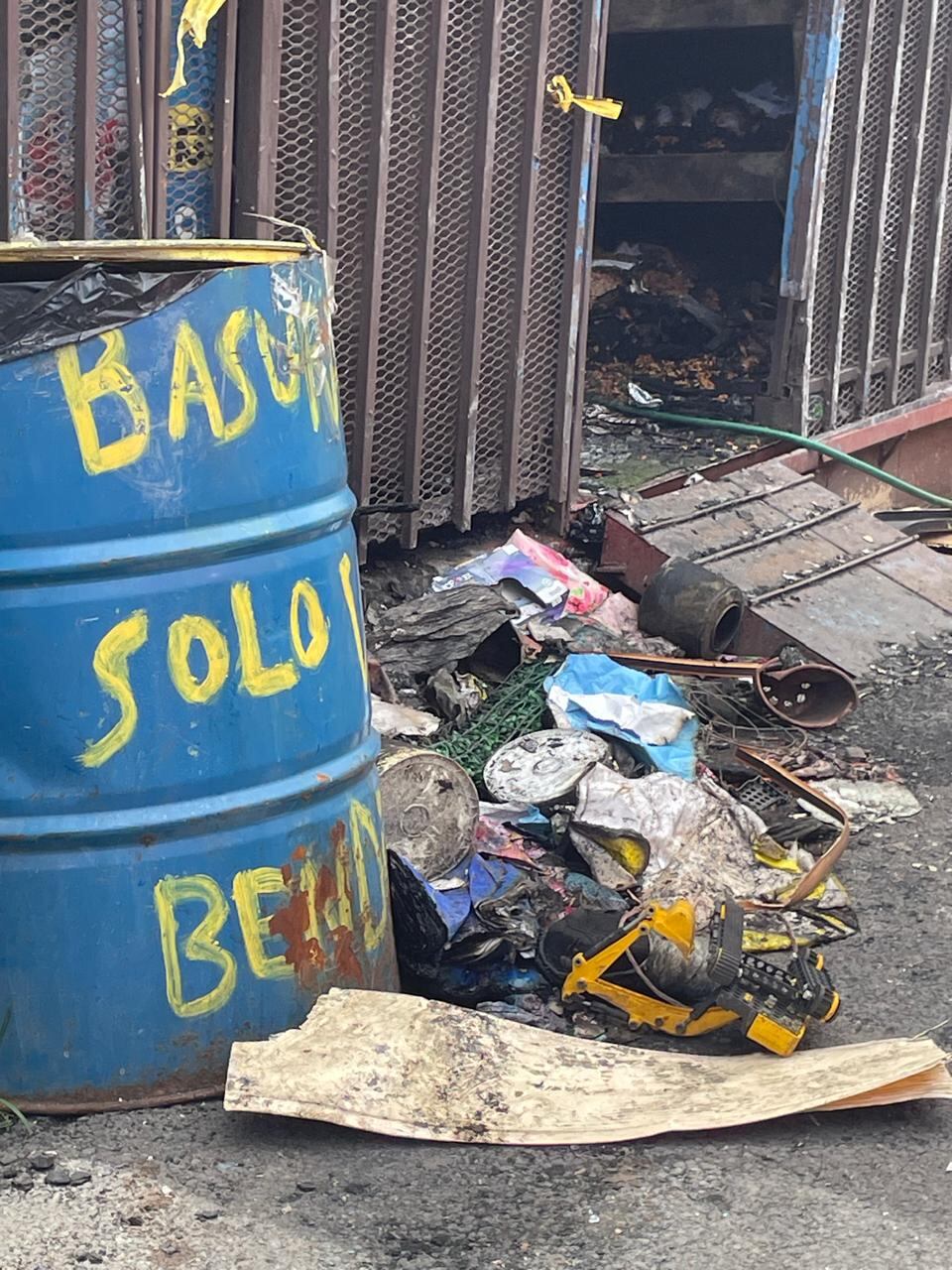 Incendio en San Juan de Dios de Desamparados, en este sitio murieron Marilyn Chacón Mora, de 33 años, y sus tres hijos: Kendall, de 11 años; Keylor, de 6, y Kristtel, de 3 añitos. Fotos: Silvia Coto, La Teja