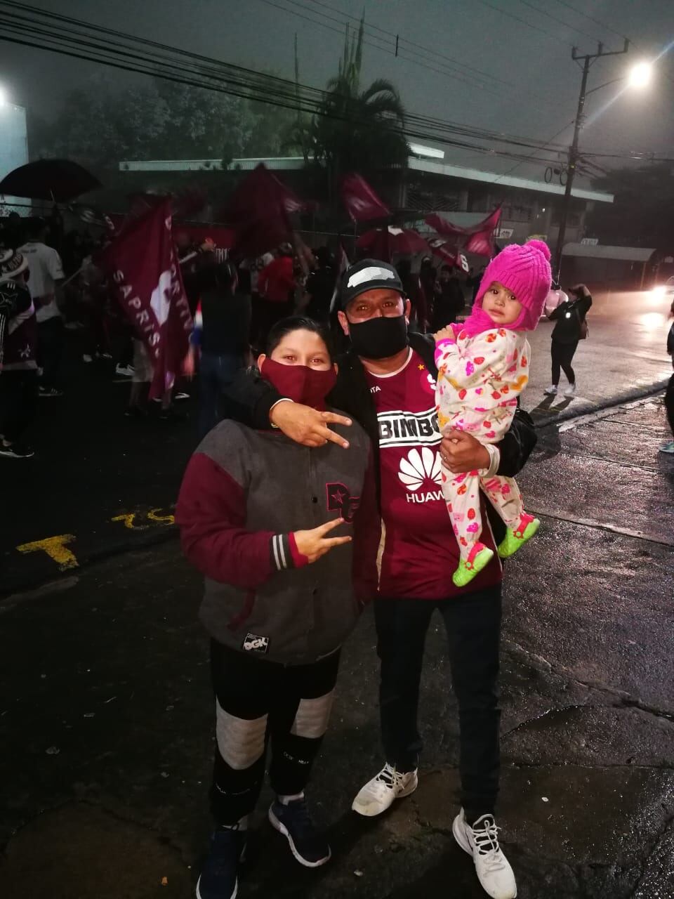 Johnny Vásquez, su hijo Evans y su familia. Todos son morados de corazón. Cortesía.