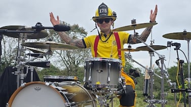 Conozca al bombero que es baterista en una reconocida banda costarricense de rock