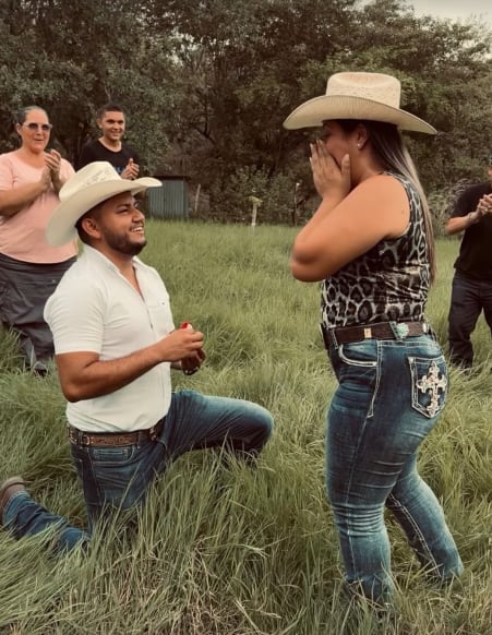El humorista Argenis Matarrita se puso serio y decidió pedirle matrimonio a su novia.