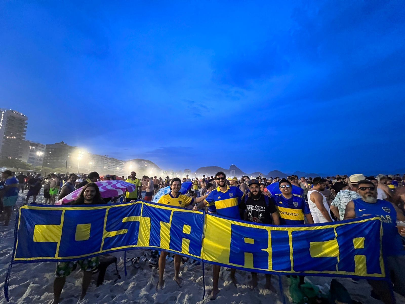 Los ticos de Boca Juniors en Brasil disfrutaron del banderazo en la playa de Copacabana.