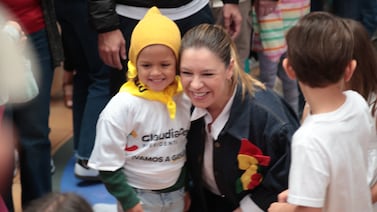Claudia Dobles compartió con un niño que apoya a Pueblo Soberano en el Museo de los Niños