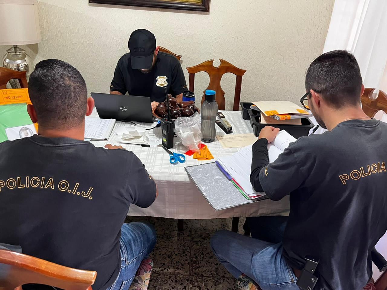 Allanamientos sección anticorrupción a liceo en San Juan de Tibás. Foto OIJ.