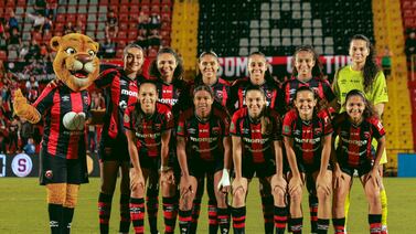 ¿A lo Neymar? Manuda quemó a compañera por falta durante el clásico Alajuelense - Saprissa