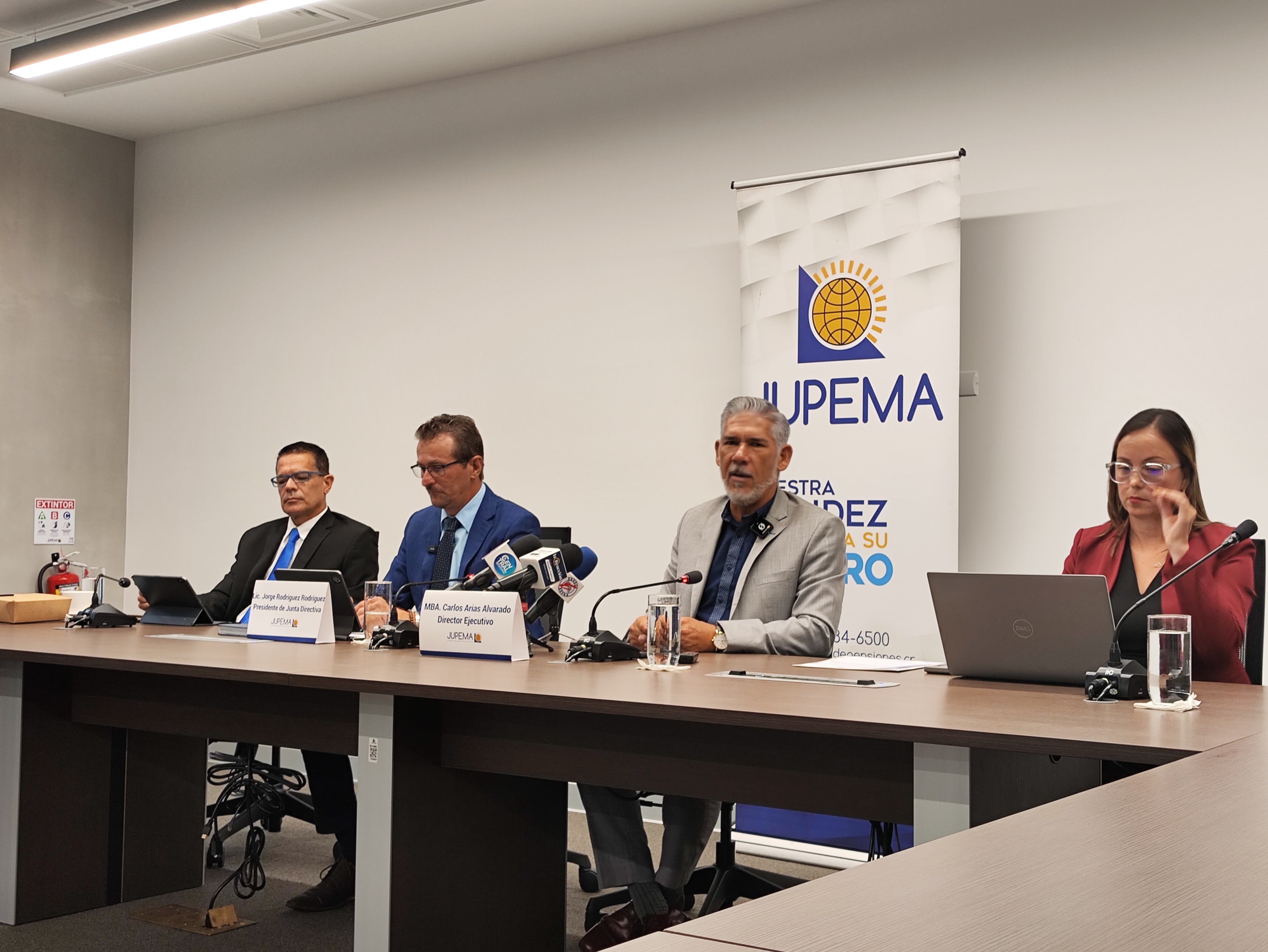 El director de Jupema, Carlos Arias (tercero de izquierda a derecha, presentó los datos de morosidad entre centros educativos.