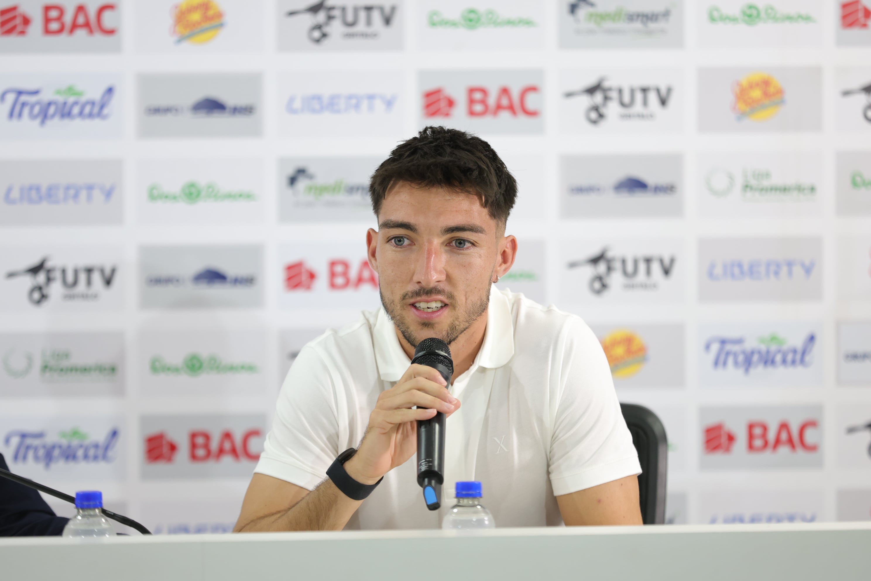 Conferencia de prensa y presentación de  Erick Lonis y Mauricio Villalobos en Deportivo Saprissa / Foto John Durán
