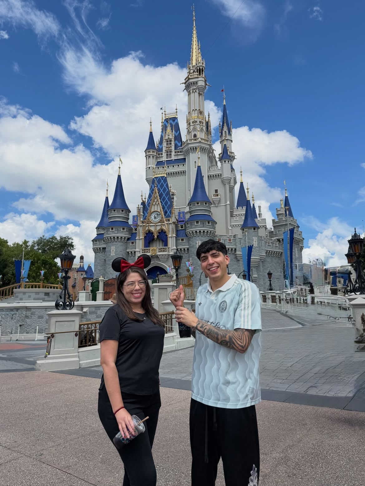 Julián Valverde llevó a Nathalia Montoya a Disney como regalo de cumpleaños.