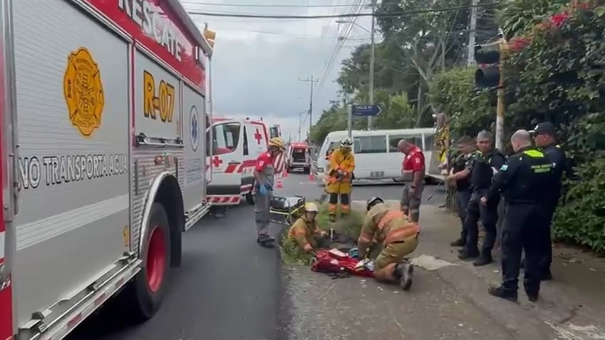 Rescatan a adulto mayor que cayó dentro de cuneta en Moravia