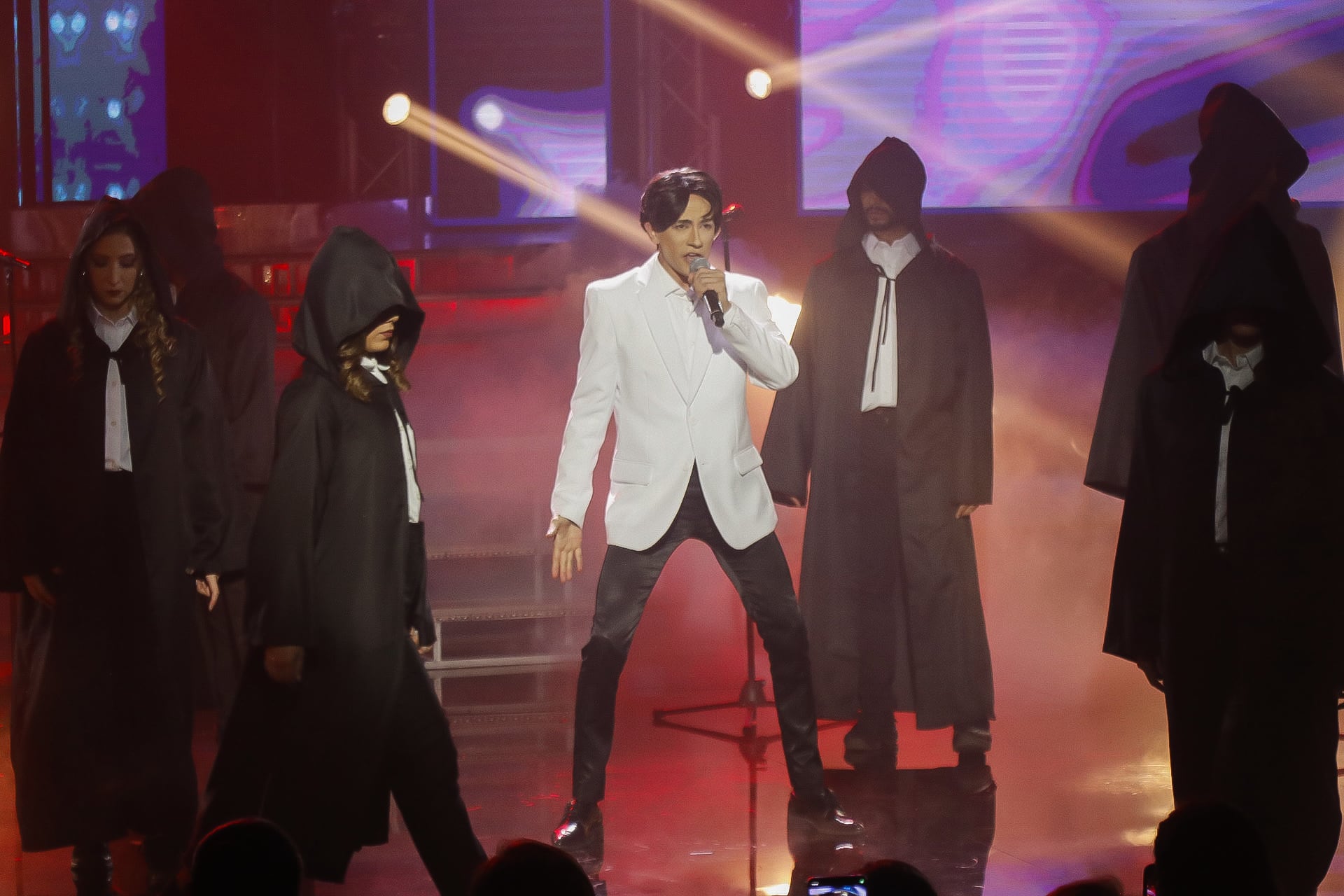 23/06/2024. Final de Tu Cara Me Suena. Estudio Marco Picado, Sabana. Fotografía: Lilly Arce. En la fotografía: Ramzi interpretando a Dimash.