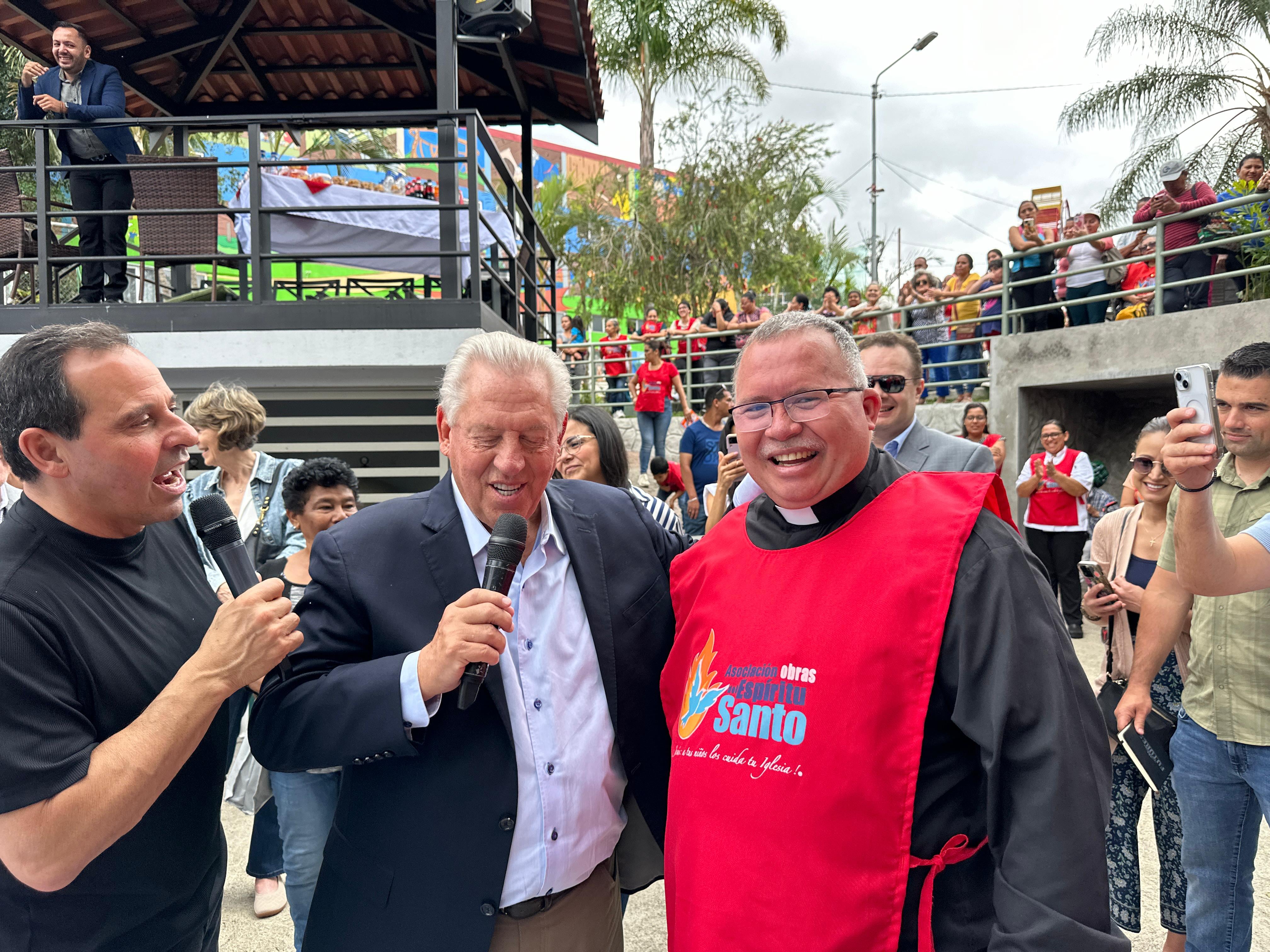 El padre Sergio Valverde y el pastor John Maxwell se dieron un chapuzón en una de las piscinas de Obras del Espíritu Santo, con todo y sus vestimentas de trabajo.