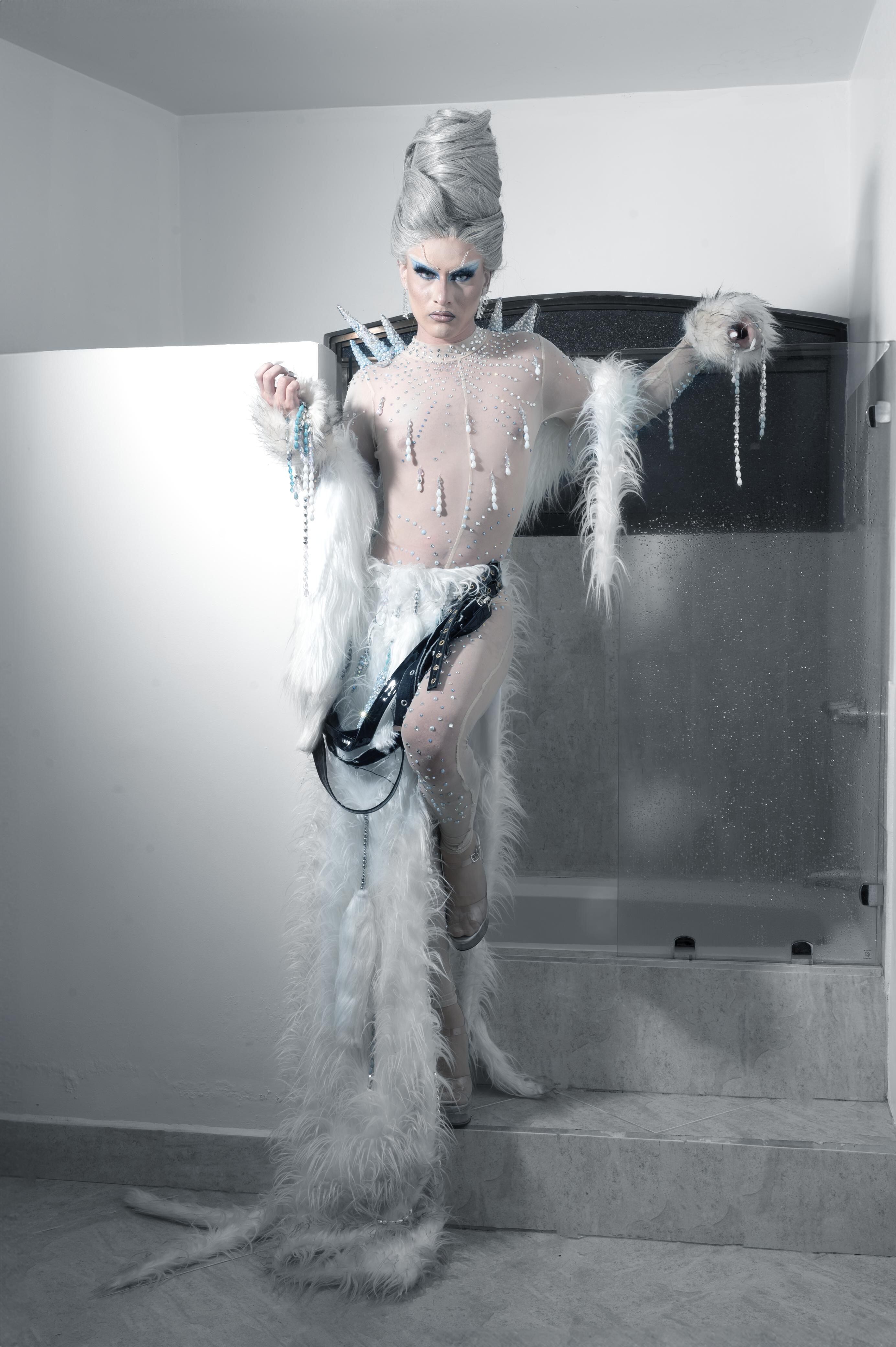 Este es uno de los diseños de Ronald modelado por la Drag Queen Kefka Shi.