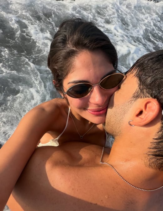 Sheynnis Palacios compartió por primera vez fotografías junto a Carlos Arias durante un paseo frente al mar.