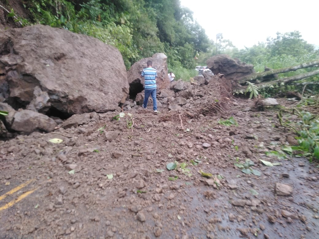 Derrumbe en Turrialba deja una persona fallecida dentro de un carro. Foto cortesía.