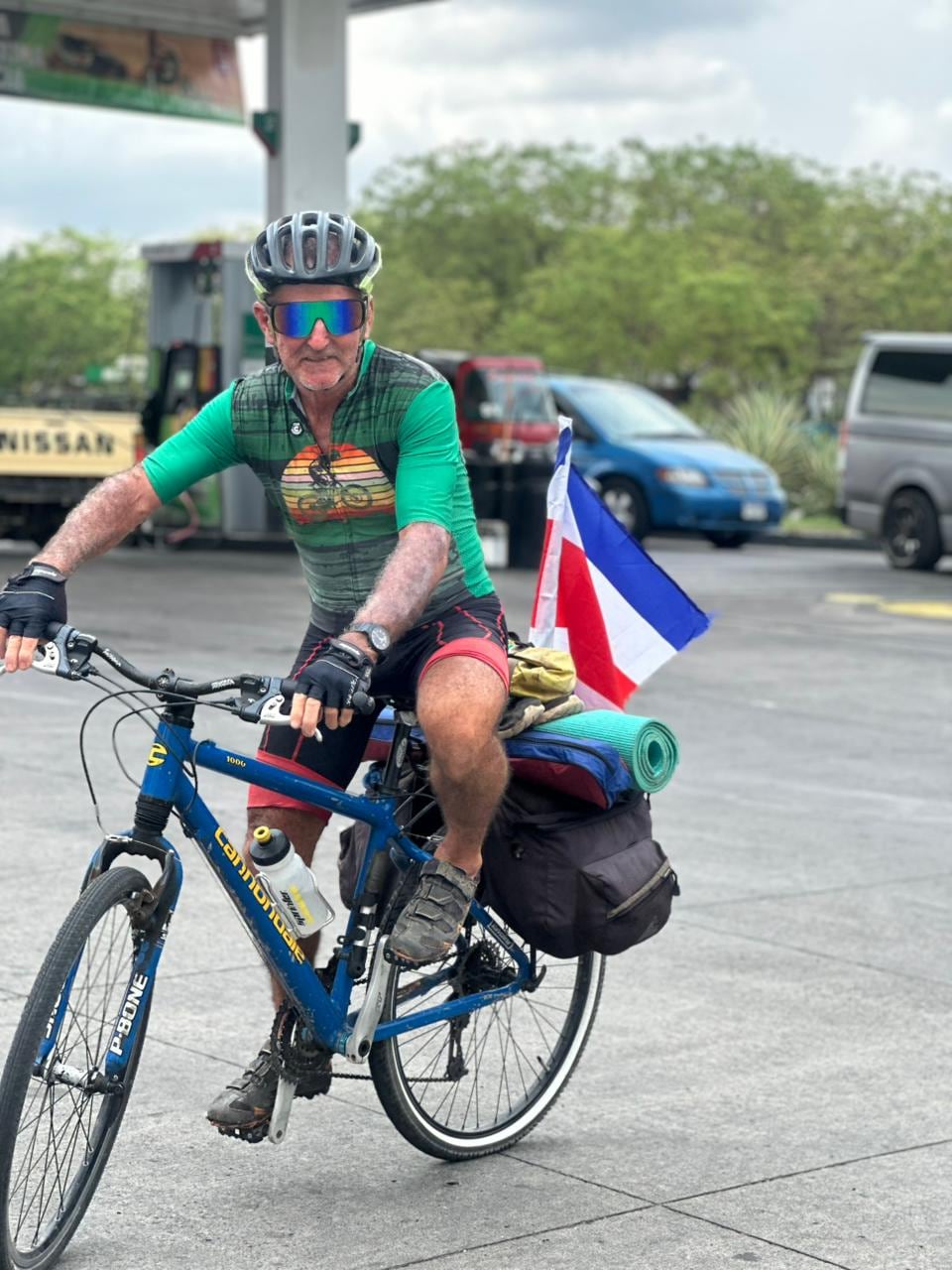 Hay sueños que no se pensionan jamás, que no entienden de edad ni de golpes de la vida. El de Marco Luis Benavides Segura, conocido como “Makey”, es uno de esos. Llegar al mundial 2026, a México, en bicicleta desde Esparza