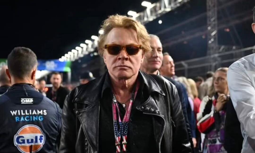 Axl Rose golpeó una batería y hasta tiró el micrófono durante concierto en Argentina.