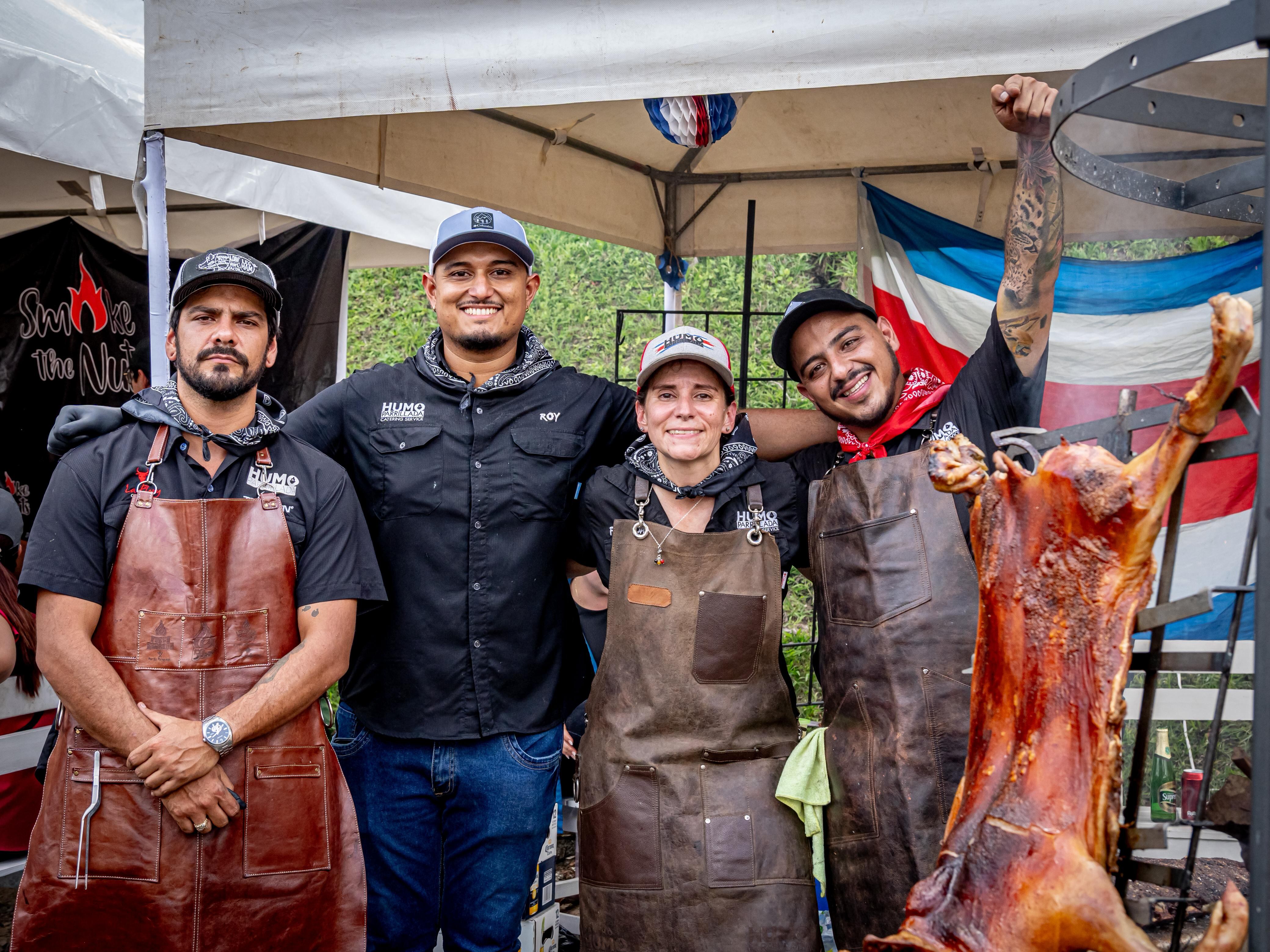 María Fernanda Molina Villalobo el fuego no la quema, más bien le cocina el corazón. Esta alajuelense de 42 años acaba de coronarse como la mejor parrillera de lechones de toda Centroamérica tras ganar el primer lugar en el “Master Grill Lechón Challenge 2025”.El equipo Humo Parrillada lo integran, además de María Fernanda, los chefs Carlos Soto, Braulio Zúñiga y Roy Pearzon