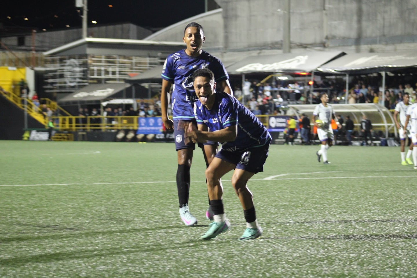 Andy Reyes (al fondo) fue uno de los jugadores claves de Futbol Consultants ante Jicaral.