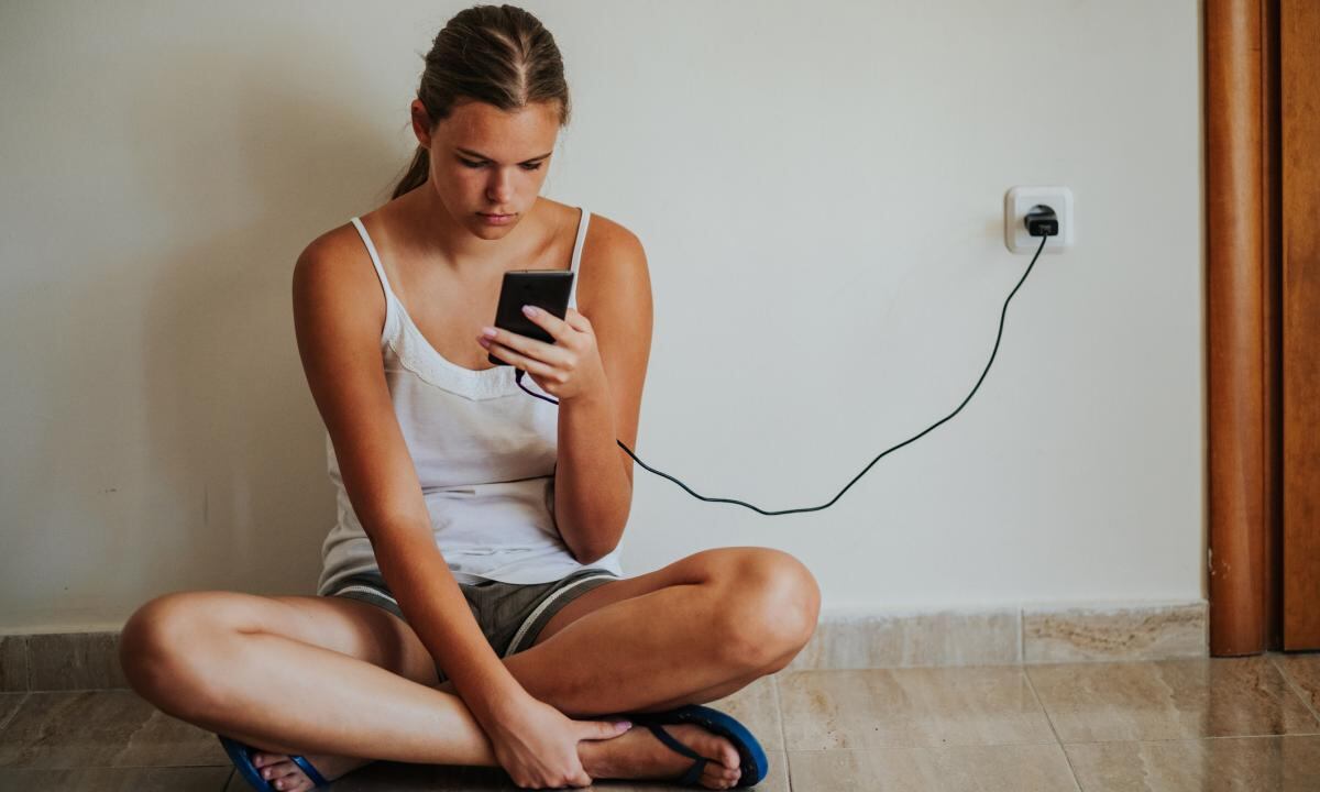 08-08-23 Usar el celular mientras se carga puede dañar la batería más rápido