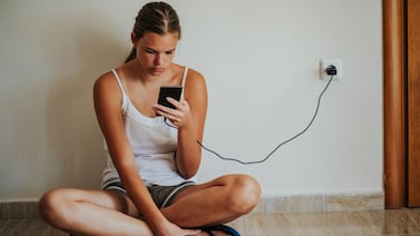 Las cinco cosas que hace una persona infiel con su celular