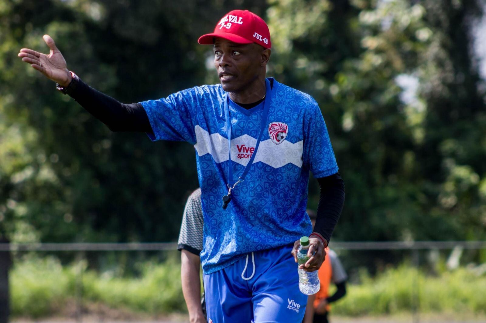 Julio César Dely Valdés lleva varios días dirigiendo los entrenamientos del Santos de Guápiles.