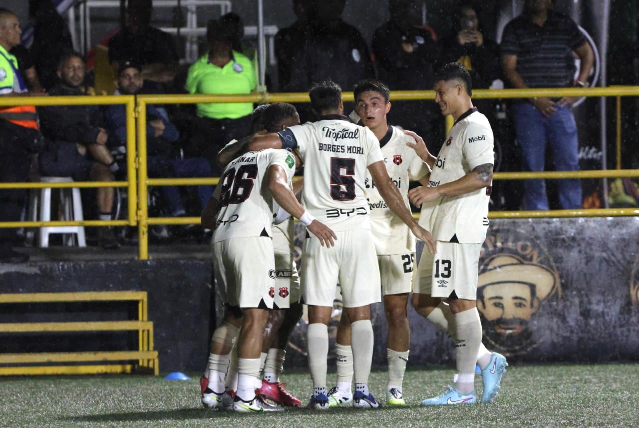 Liga Deportiva Alajuelense tomó ventaja ante Sporting con un gol de Kenyel Michel.
