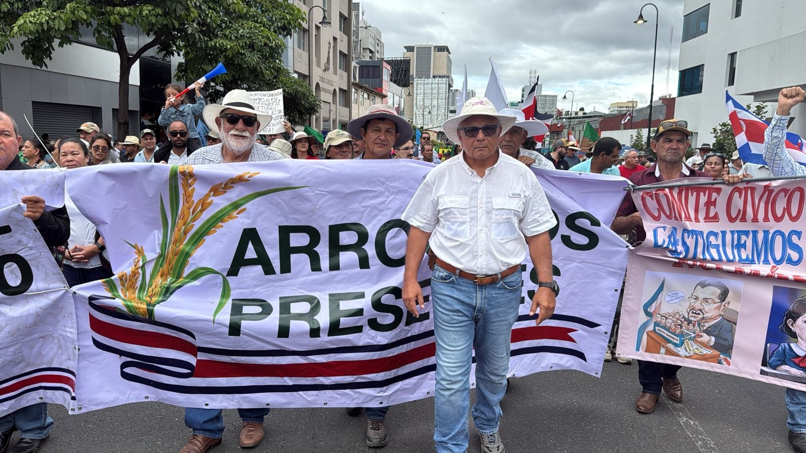 Manifestación de diversos factores contra el gobierno